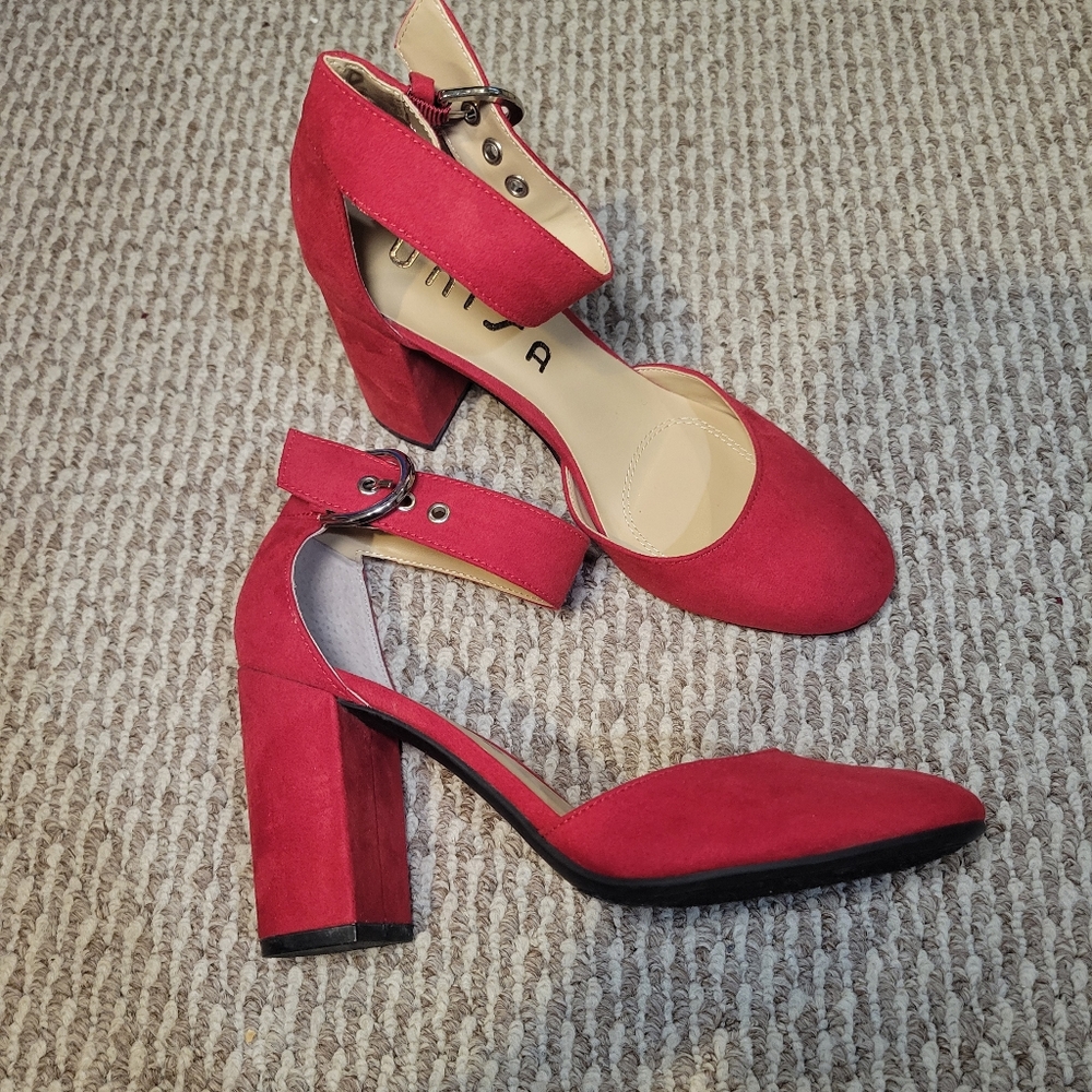Unisa Krizo round toe red suede block heel